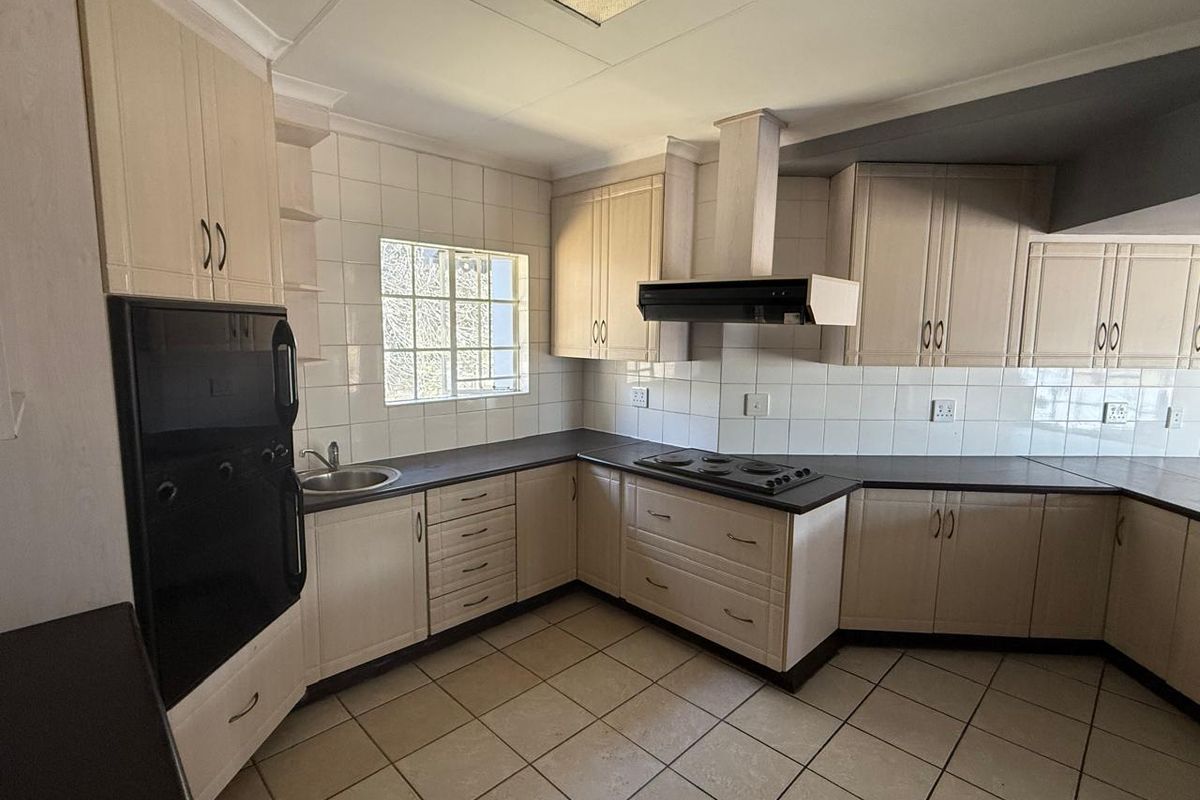 Spacious 4-Bedroom Family Home to rent in tranquil Rynfield AH - Photo 4