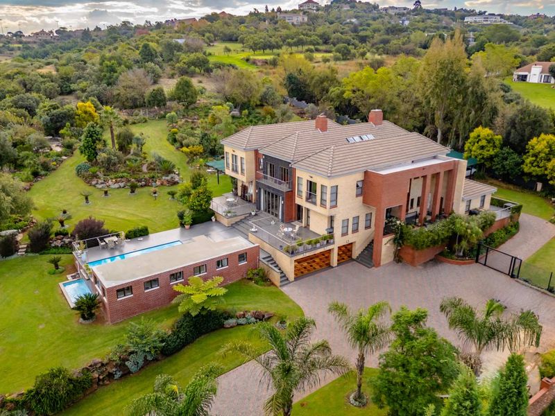 Distinguished Family Residence on Expansive Grounds in Cornwall Hill Country Estate - Photo 4
