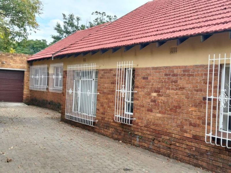 Space and Comfort 4 bedroom for sale with flatlet in Selcourt - Photo 2