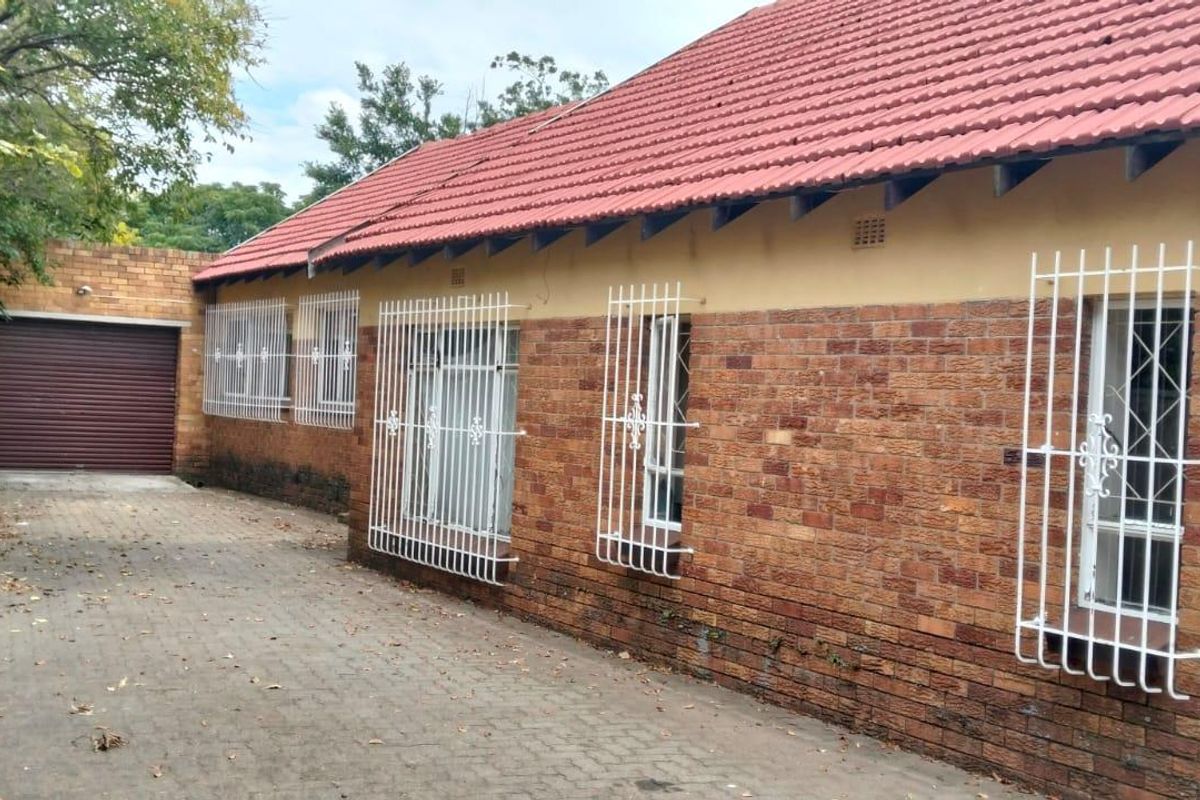 Space and Comfort 4 bedroom for sale with flatlet in Selcourt - Photo 2