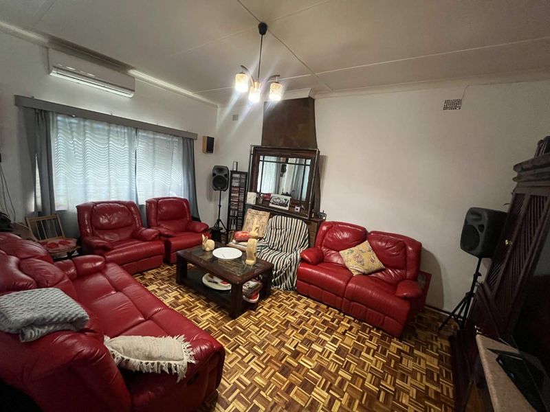 3 Bedroom Family Home with Private Flat – Ideal for Extended Family or Extra Income - Photo 2