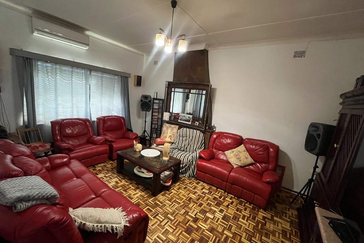 3 Bedroom Family Home with Private Flat – Ideal for Extended Family or Extra Income - Photo 2