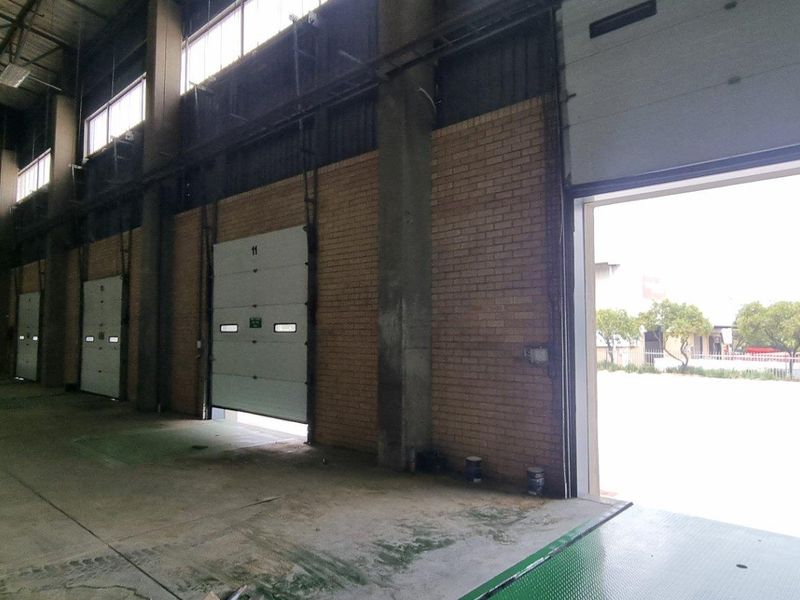 7 738m2 Midrand Warehouse To Let - Photo 9