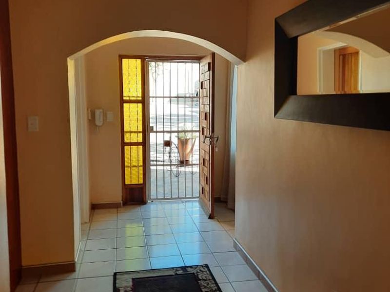 MODERN, UPMARKET 3 BEDROOM TOWNHOUSE FOR SALE IN THE WELL SOUGHT-AFTER OLYMPIA NEIGHBORHOOD: MOUNAIN VIEW!! - Photo 7