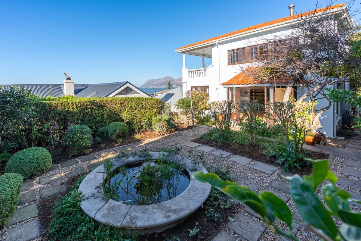 Elevated Coastal Charm with Unmatched False Bay Views for Rent Long Term - Photo 5