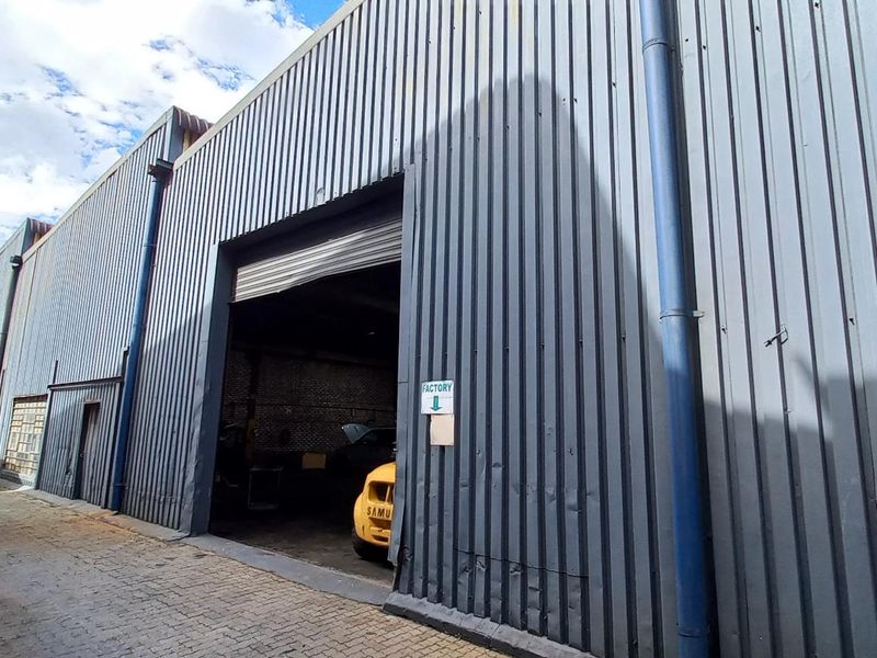600m2 Jet Park Warehouse To Let - Photo 3