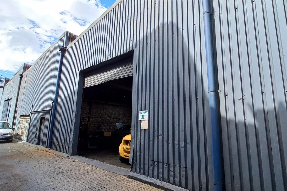 600m2 Jet Park Warehouse To Let - Photo 3