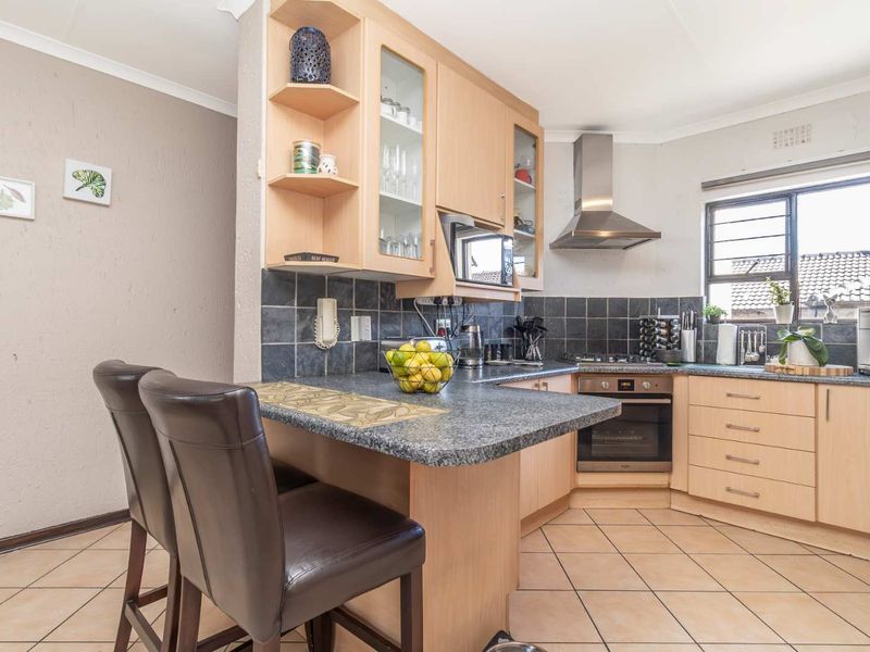 Lushy landscaped complex: Enjoy comfort and convenience - Photo 3