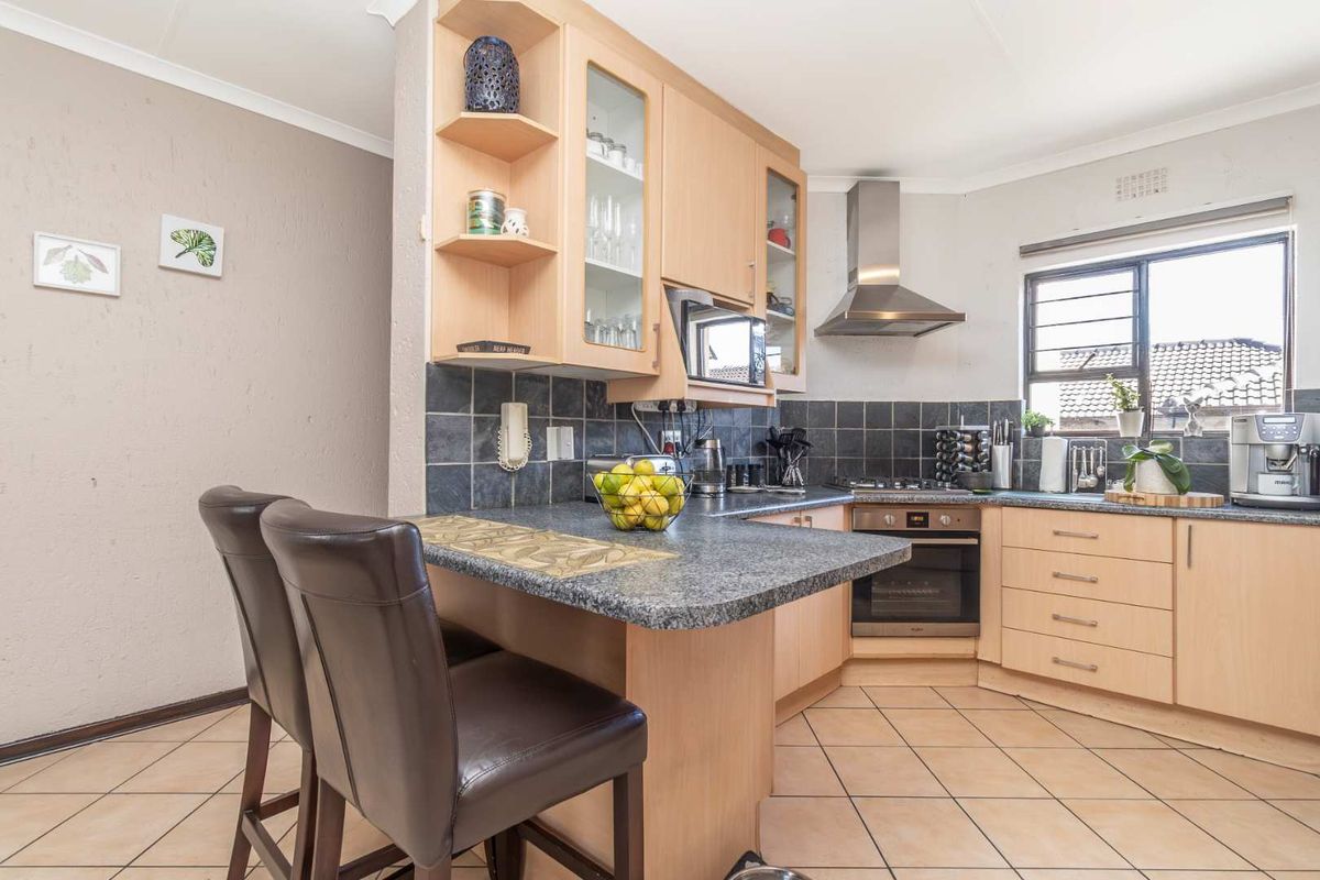 Lushy landscaped complex: Enjoy comfort and convenience - Photo 3