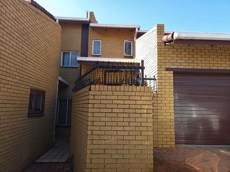Spacious Townhouse in Sought-After Faerie Glen, Pretoria East - Photo 4