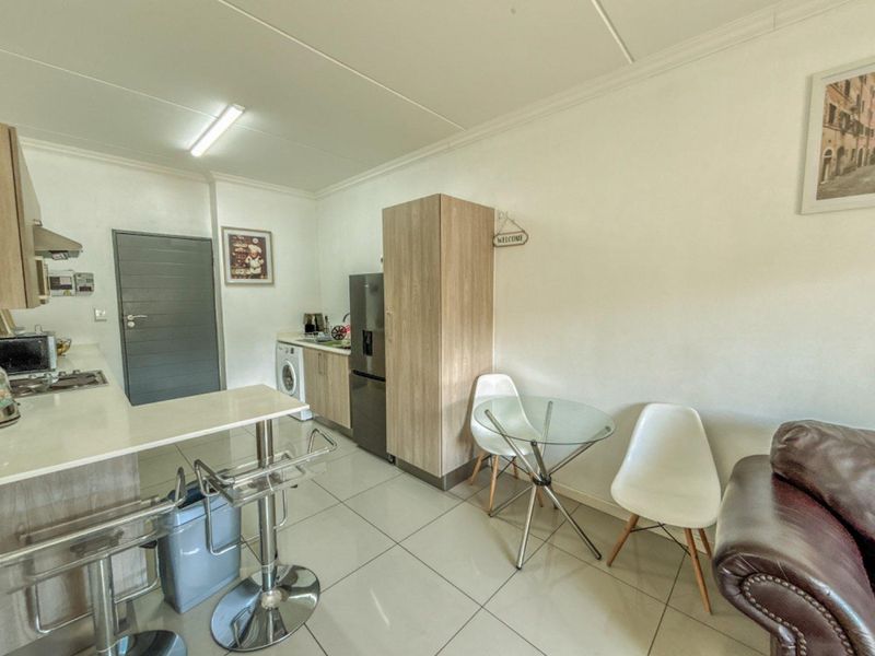 Modern Look-Up and Go 1 Bedroom Apartment /Flat for sale in Halfway Gardens - Photo 5