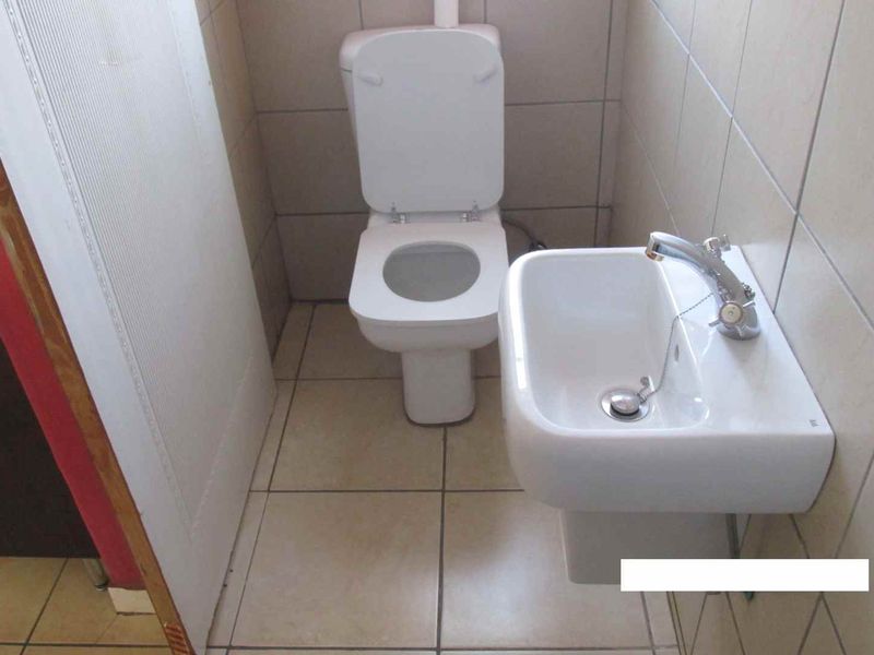 BACHELOR FLAT TO RENT IN LYTTLETON MANOR - Photo 6