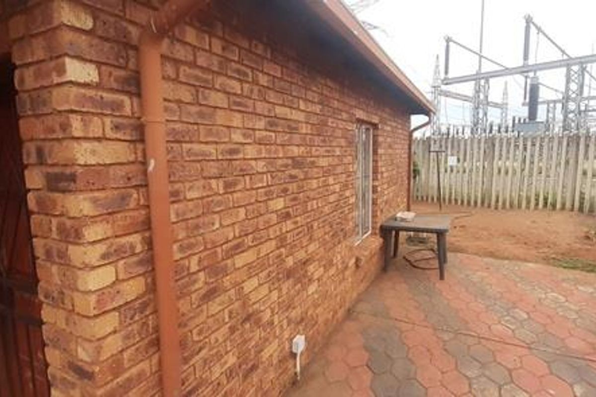 Great Low Maintenace Start up Home !!! - Photo 2