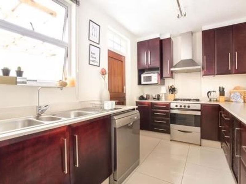 Beautiful 3 Bed Townhouse (Pet friendly – Cats & Small dogs) in Sunningdale!! - Photo 3