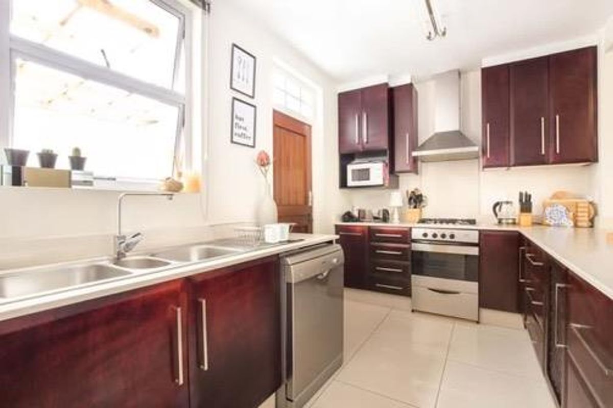 Beautiful 3 Bed Townhouse (Pet friendly – Cats & Small dogs) in Sunningdale!! - Photo 3