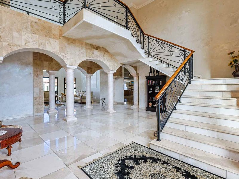 Magnificent Luxury Estate with Panoramic Views in Mooikloof Heights - Photo 2