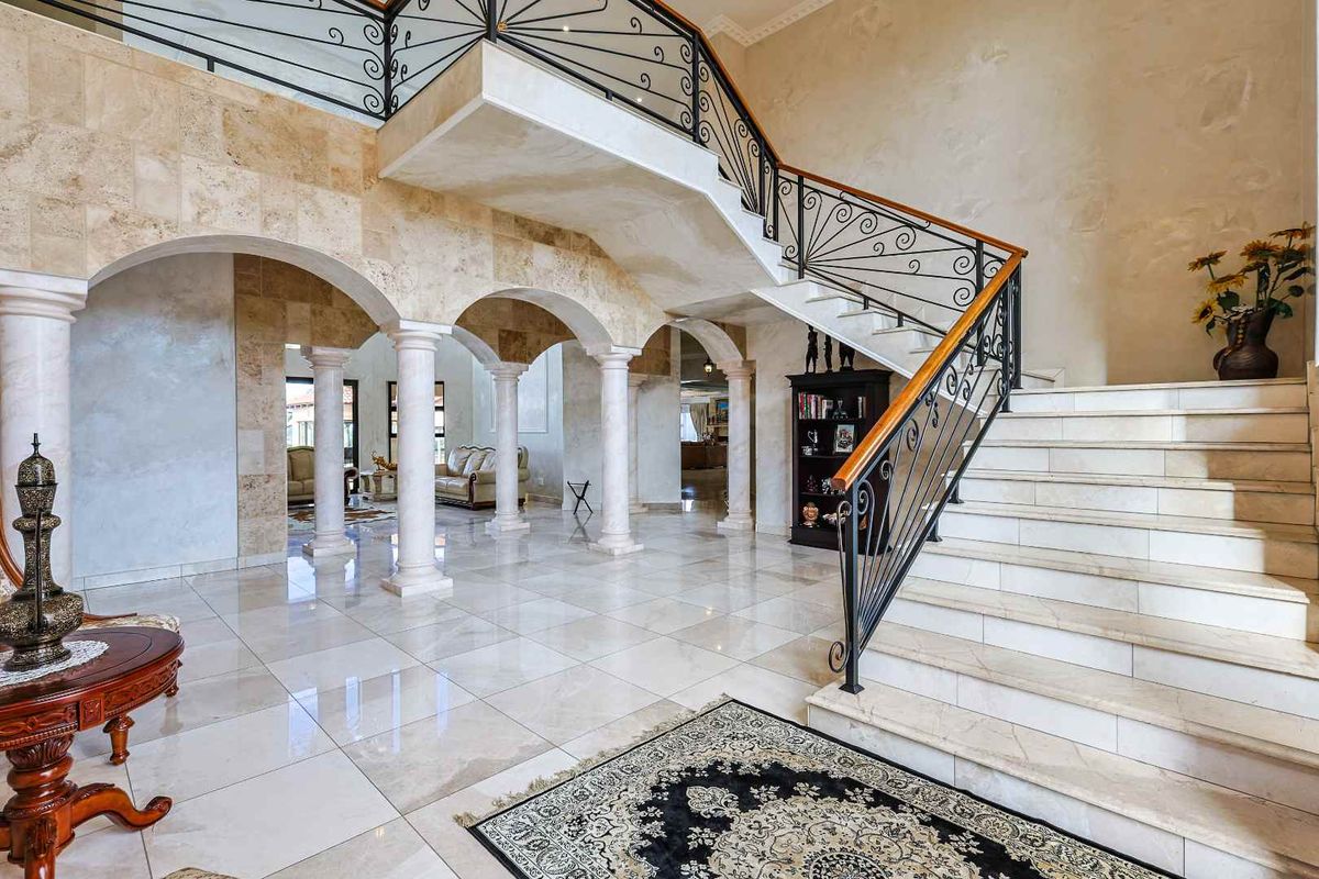 Magnificent Luxury Estate with Panoramic Views in Mooikloof Heights - Photo 2