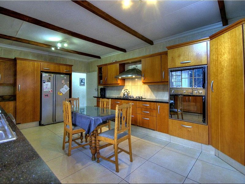 Family home in central Brackendowns - Photo 6