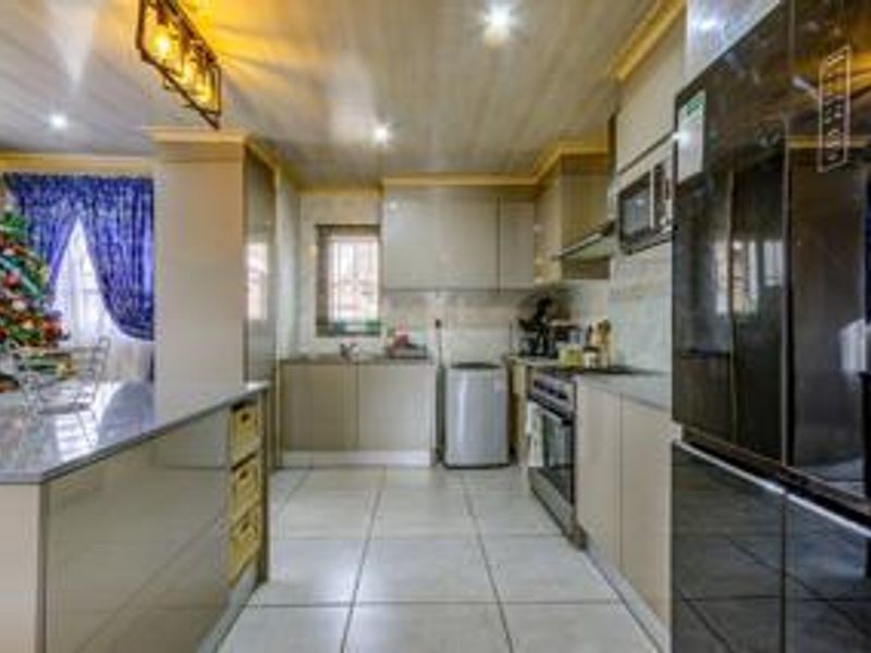 3 Bedroom Suburban Home - Photo 2