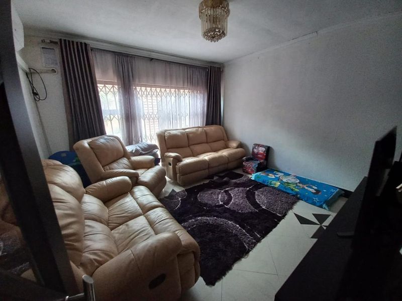 Attention Buyers! Remarkable Property with 4 Bedrooms, Countless Luxuries, and Endless Potential!! - Photo 4