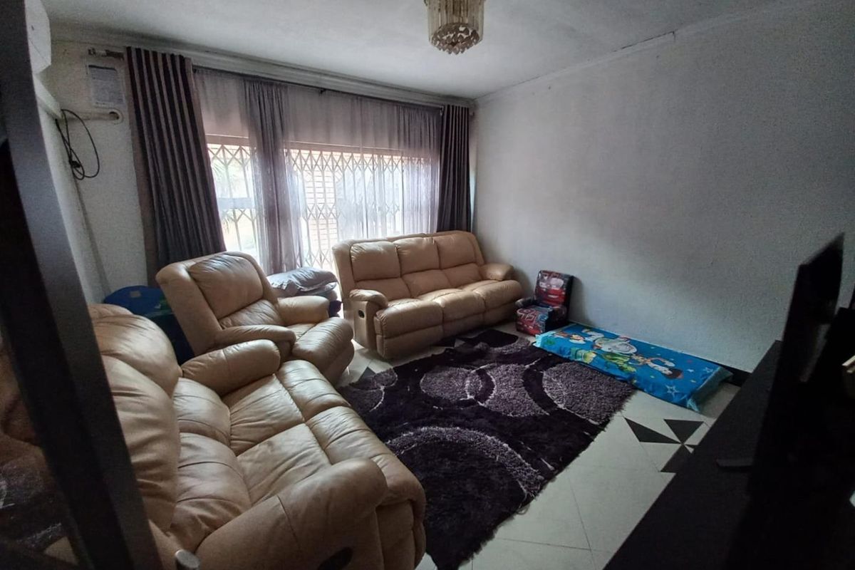 Attention Buyers! Remarkable Property with 4 Bedrooms, Countless Luxuries, and Endless Potential!! - Photo 4