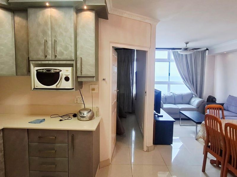 Beachfront Bliss: Modern Apartment with Uninterrupted Ocean Views - Photo 8