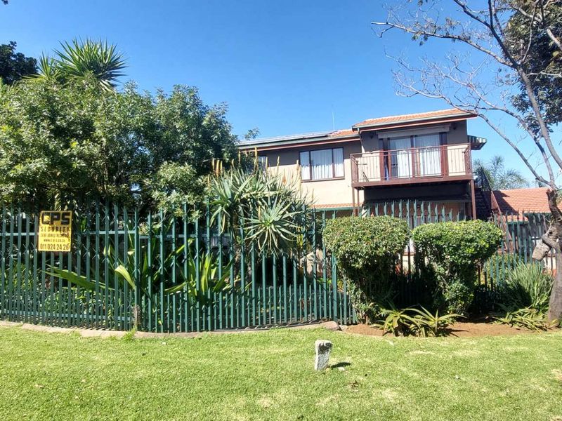 3 bedroom Entertainer with 2 bed Flat on Corner Stand - Photo 1