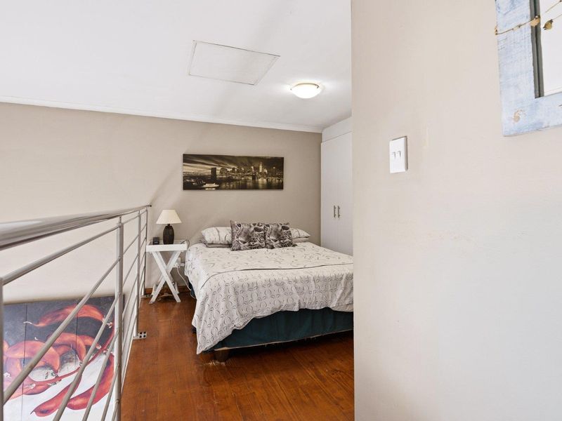 Charming Loft-Style Apartment - Photo 10