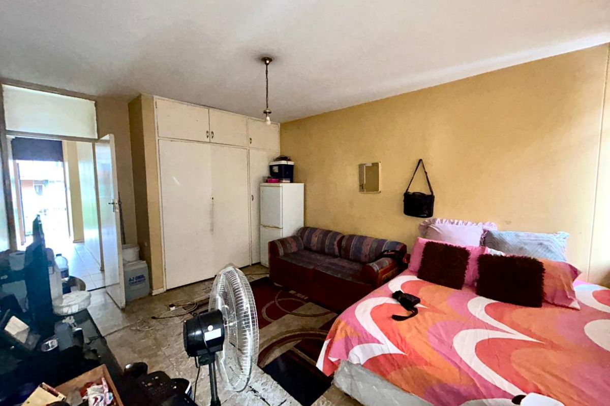 A newly renovated 3 bedroom apartment is now for sale in Sunnyside. - Photo 4