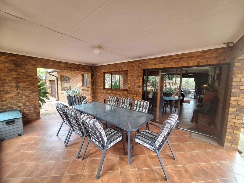 Immaculate Fully Furnished Property with Game Drive Vehicle Included - Photo 2
