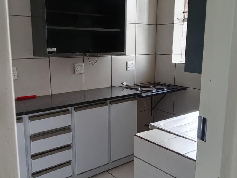 ONE AND HALF BEDROOM FLAT IN SUNNYSIDE. - Photo 2