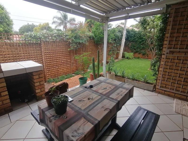BEAUTIFUL TOWNHOUSE FOR SALE IN SOUGHT-AFTER ELDORAIGNE!!!! - Photo 1