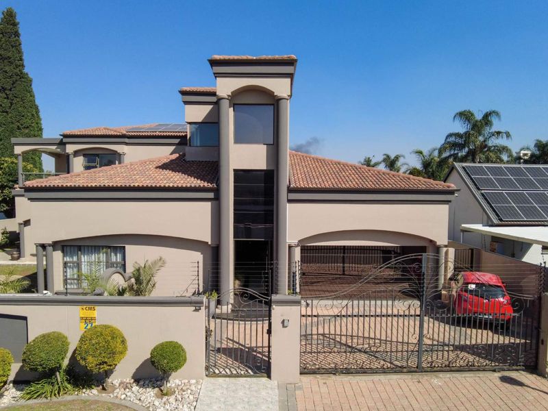 Exquisite Double Story 5 bedroom home in Lakefield Ext. 21 - Photo 4