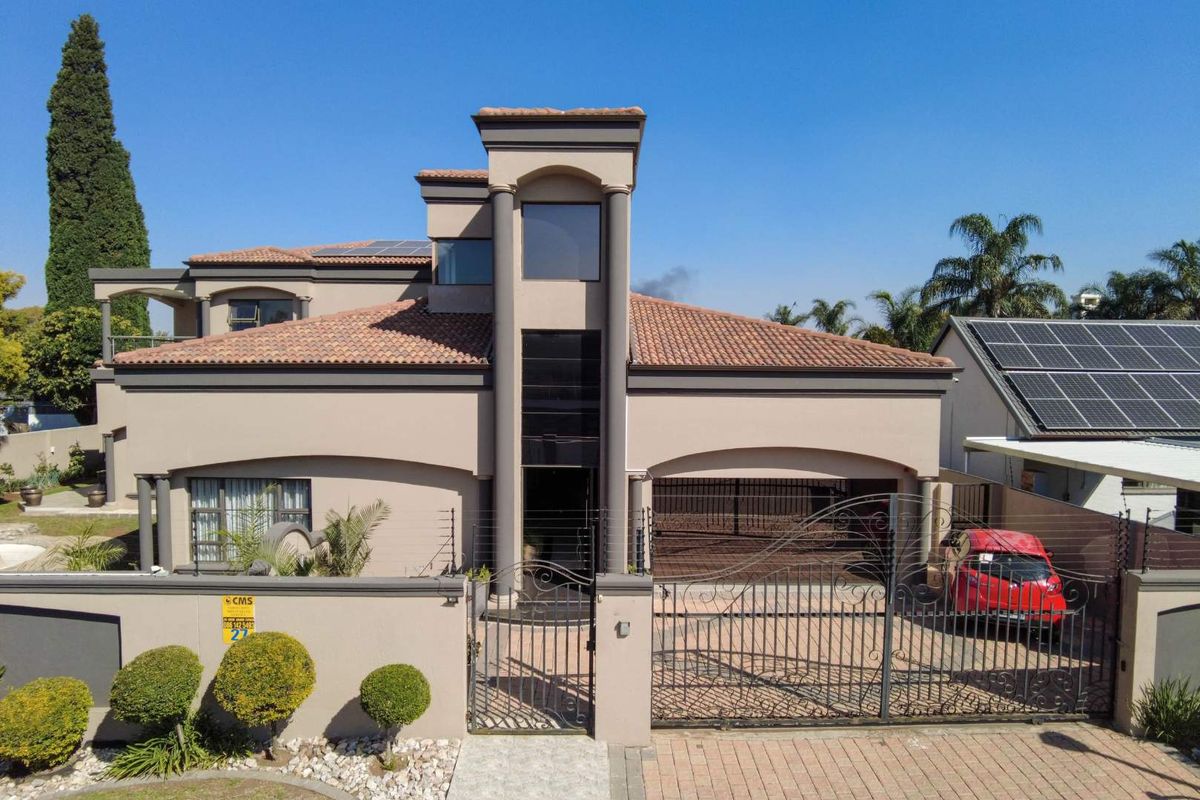 Exquisite Double Story 5 bedroom home in Lakefield Ext. 21 - Photo 4