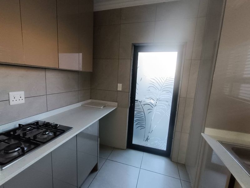 THATCHFIELD SECURITY ESTATE - 5 BEDROOMS - 4.5 BATHROOMS - Photo 7