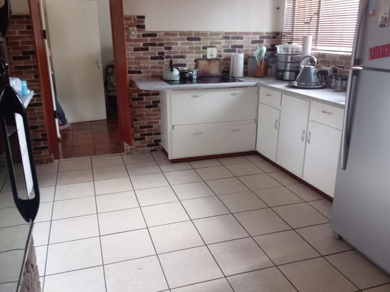 Large family home with pool in an enclose area - Photo 7