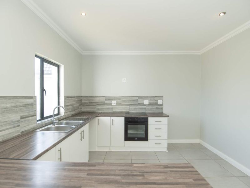 Wedgewood Golf Estate Living: Golf, Nature & Work-from-Home Comfort! - Photo 8