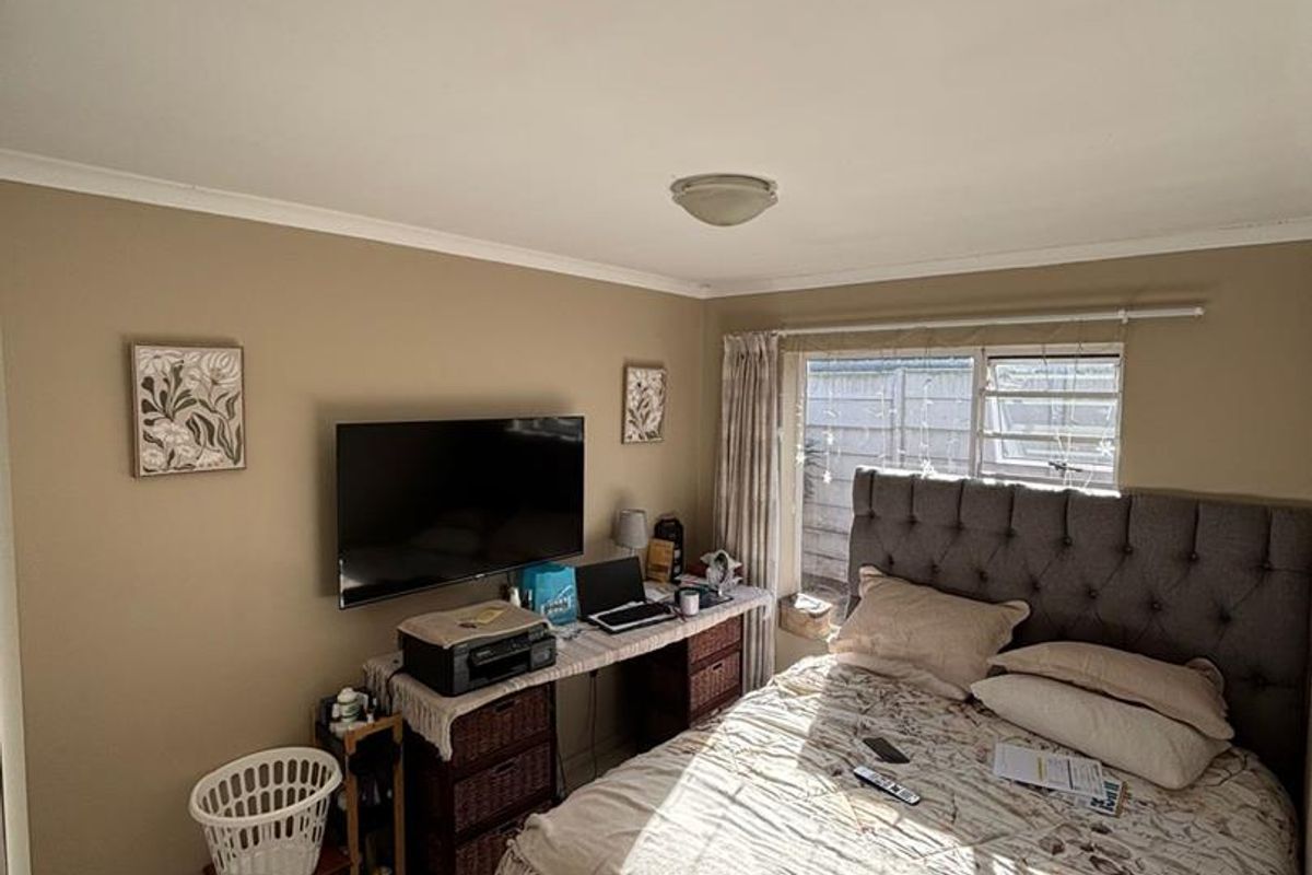 Stunning 3 Bedroom Family Home in a Secure Estate – A True Gem! - Photo 4