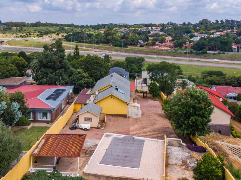 Exceptional Family Living in Waterkloof Ridg - Photo 4