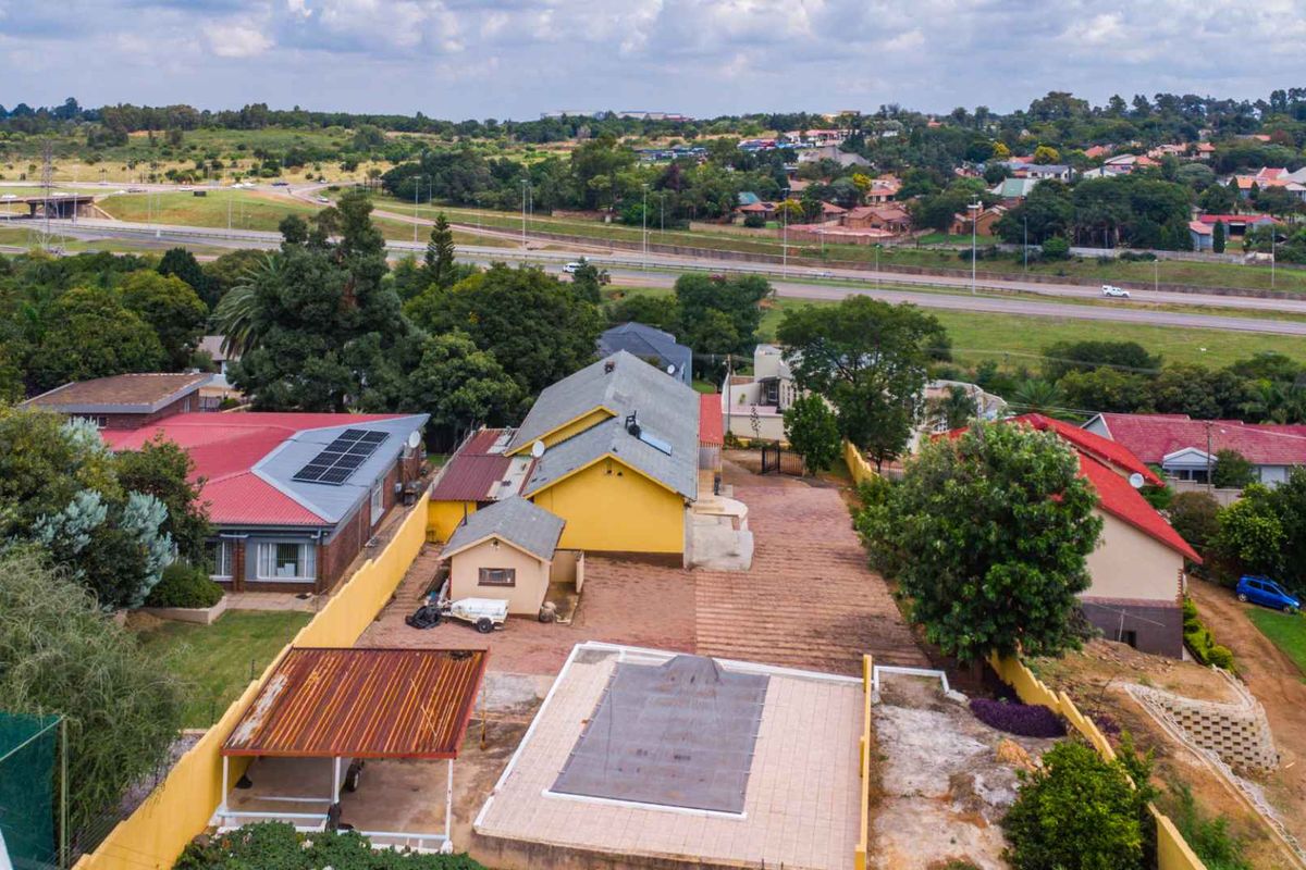 Exceptional Family Living in Waterkloof Ridg - Photo 4