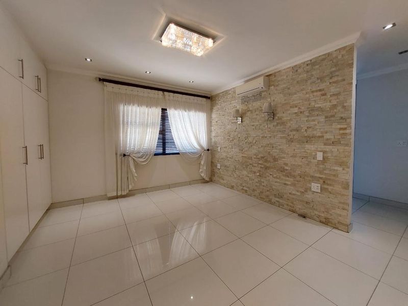 Family home with pool for rent - Photo 8