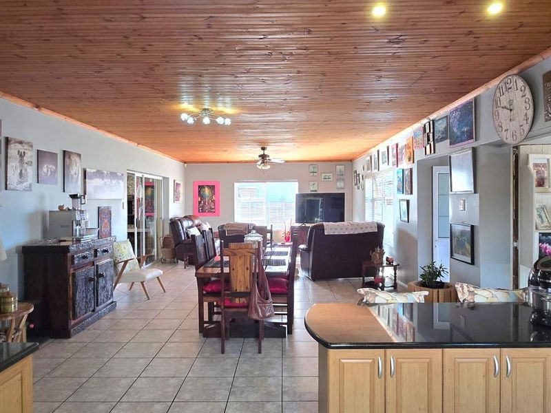 Spacious Single-Level Family Home with Flatlet, Pool & Ultimate Entertainment Area in Franskraal - Photo 10