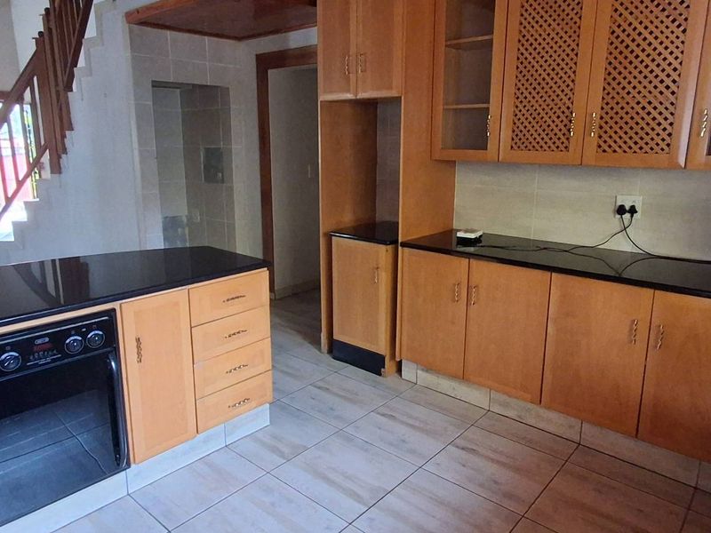 4 Bed Entertainer's Dream - Photo 4