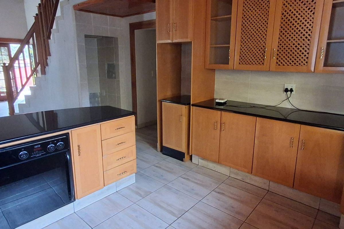 4 Bed Entertainer's Dream - Photo 4