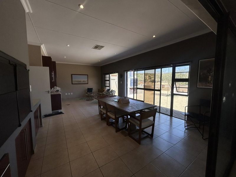 A well-maintained 4-bedroom home, surrounded by nature, offering comfortable estate living just outside the city. - Photo 6