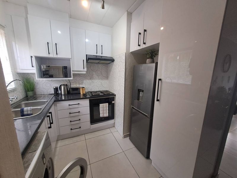 Modern 2 Bedroom Townhouse For Sale in Highveld Perfect for First Time Buyers! - Photo 3