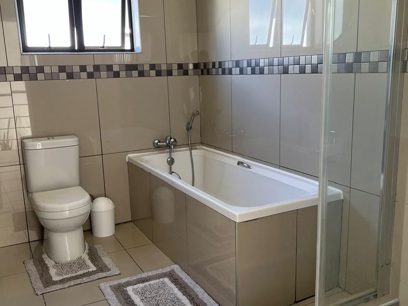 3 Bedroom Apartment For Rent - Cimbebasia - Photo 8