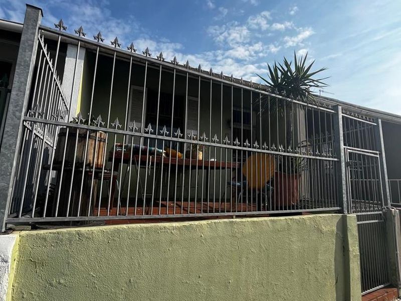Comfortable & Secure 2 Bedroom Home for Rent - Photo 2
