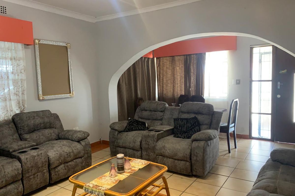 Charming 3 bedroom house available for sale in South Hills - Photo 3