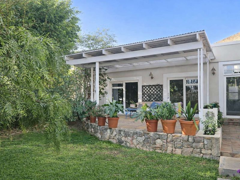 Executive 2 Bedroom House with Studio/Study – Secure, Elegant & Versatile - Photo 6